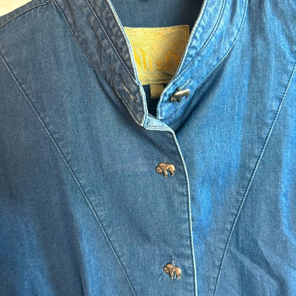 Woman western shirt with bison buttons